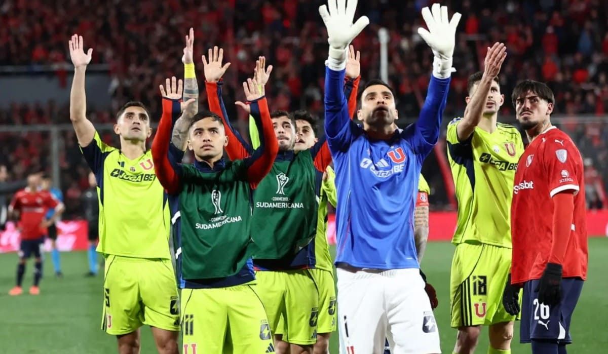 Jugadores de la U de Chile piden calma a su tribuna Jugadores de la U de Chile piden calma a su tribuna